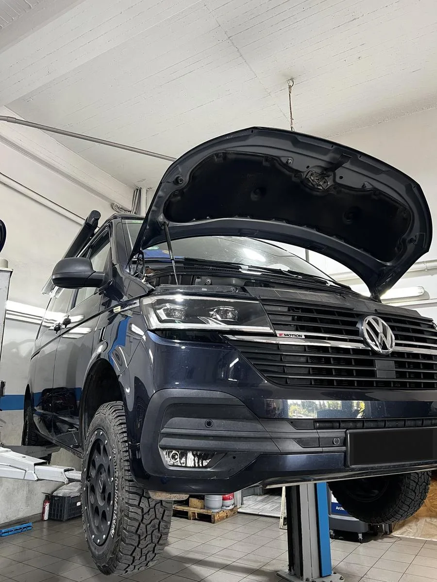 Volkswagen Transporter στην ανυψωτική